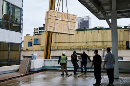 Las cajas tuvieron que ser elevadas con una grúa, porque no entraban en el ascensor de Arthaus