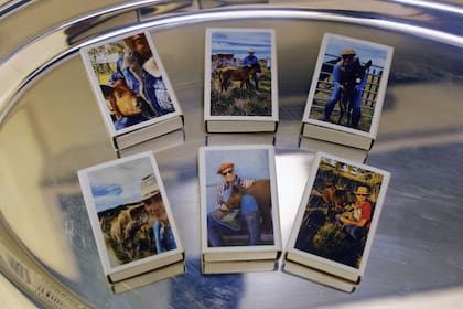 Las cajitas de fósforos con postales de su vida en el campo, su lugar en el mundo