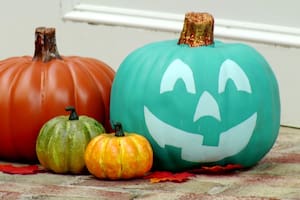 Qué significa colocar calabazas de diferentes colores frente a la casa