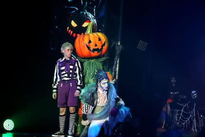 Las calabazas talladas son el icono principal de Halloween, pero también están presentes otros elementos claves como cráneos y esqueletos, representados de forma humorística o decorativa