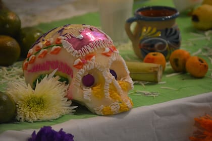 Las calaveritas de dulce se colocan en las ofrendas de Día de Muertos, junto con otros alimentos (Wikimedia Commons/JMndz)