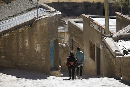 En las nubes: el tranquilo pueblo suspendido en el tiempo que seduce con sus colores vibrantes y su cultura - Image 3