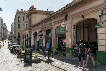 Las calles adoquinadas de San Telmo y el Mercado