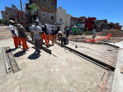 Las calles asfaltadas avanzaron en el espacio donde antes había casas que colgaban sobre el canal