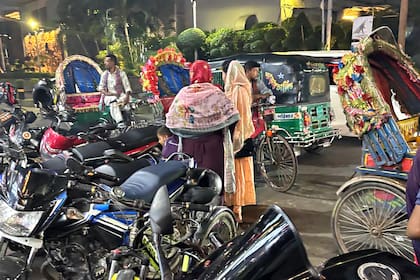 Las calles de Bangladesh, con su particular tráfico; Gómez tiene un chofer para atravesar esas calles que ponen a prueba la paciencia y los reflejos