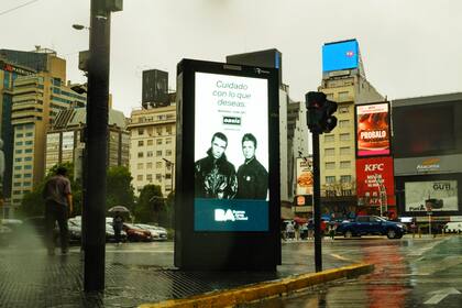 Las calles de Buenos Aires anuncian el regreso de la banda de rock británica Oasis, un ícono de los 90: "Cuidado con lo que deseas", reza la frase