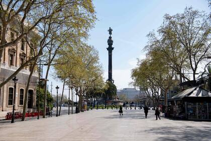 Las calles de la cosmopólita Barcelona brillan por la ausencia de turistas y residentes