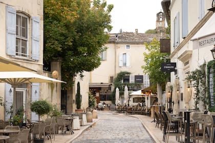 Las calles de Lourmarin tienen muy buenos restaurantes y locales.