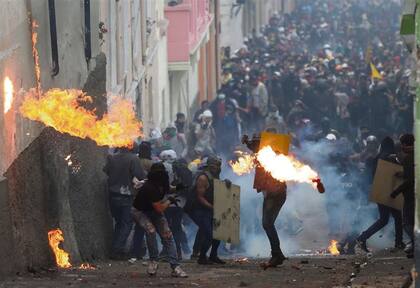 Las calles de Quito volvieron ayer a ser escenario de enfrentamientos entre manifestantes y la policía