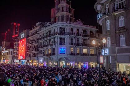 Las calles de Wuhan, la ciudad de China fueron lugar de un multitudinario festejo de Año Nuevo sin respetar el distanciamiento social.