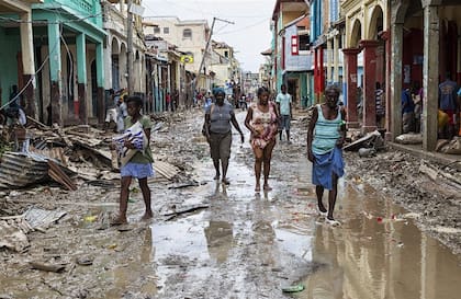 Las calles del pueblo de Jeremie, en el sur de Haití, muestran la devastación tras el paso de Matthew