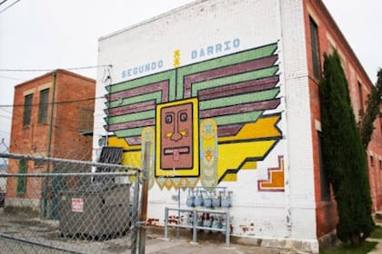 Las calles del Segundo Barrio, o "Isla Ellis de la Frontera, en El Paso, decoradas con murales
