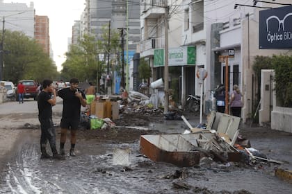 Las calles llenas de barro y mueblas, la falta de agua dificulta la limpieza