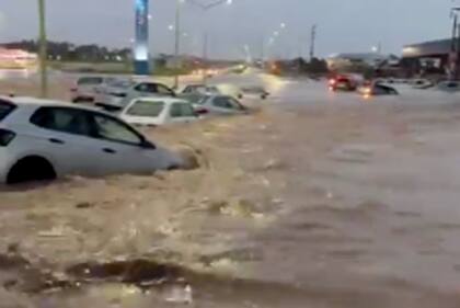 Las calles se convirtieron en ríos y los autos comenzaron a flotar