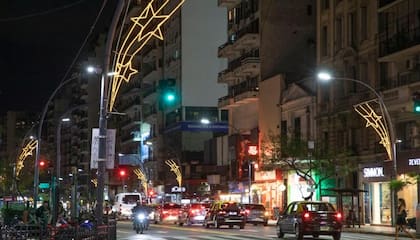 Las calles y avenidas más emblemáticas de la ciudad ya comienzan a sentir el espíritu navideño