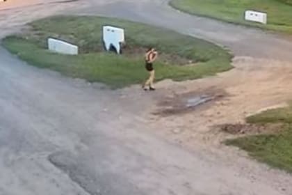 Las cámaras captaron cuando Agustina se iba del boliche caminando por la Ruta Provincial 6