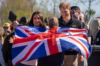 Las cámaras de Netflix grabaron al príncipe Harry y Meghan Markle en su participación como anfitriones de los Juegos Invictus, en La Haya, Holanda, a mediados del mes pasado (AP Photo/Peter Dejong)