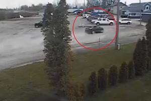 Las cámaras de seguridad de la cuadra registraron el momento en el que la conductora se acerca al salón de cumpleaños