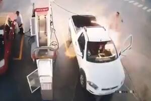 Video: usaba el celular en la estación de servicio y le explotó el auto