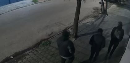 Las cámaras de seguridad del barrio registraron el instante previo a la entradera perpetrada por tres delincuentes vestidos de negro