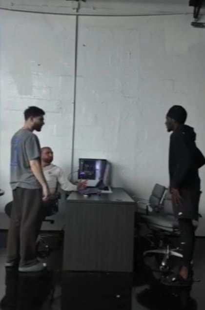 Las cámaras de seguridad registraron el momento en que alquilaron el auto de lujo valuado en US$400.000