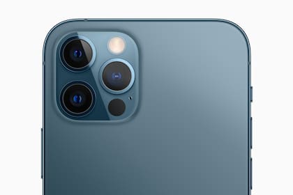 Las cámaras del iPhone 12 Pro: una lente normal, otra gran angular y un zoom 2x, todos de 12 megapixeles