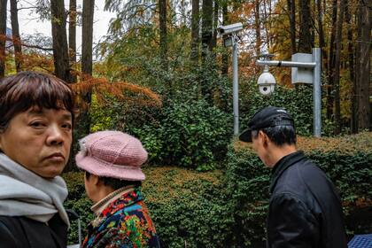 Las cámaras están por todos lados. Y a nadie le importa. Las tienen incorporadas en su vida cotidiana. Es una marea humana que no se detiene por nada. Aun así, te sentís observado todo el tiempo.