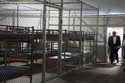 Las camas de los detenidos en el centro penitenciario Alligator Alcatraz están divididas por jaula