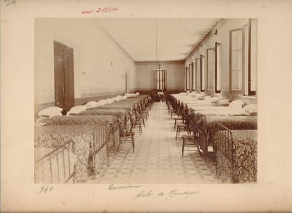 Las camas del ex asilo, hacia principios del siglo XX (AGN).