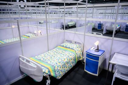 Las camas destinadas a los pacientes se ven en habitaciones divididas en el Centro de tratamiento comunitario en AsiaWorld-Expo en Hong Kong el 24 de noviembre de 2020, ya que la ciudad enfrenta un aumento en las infecciones por el nuevo coronavirus