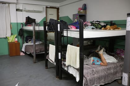 Las camas son también espacio de guardado en el centro de inclusión social La Boca, destinado a mujeres y niños