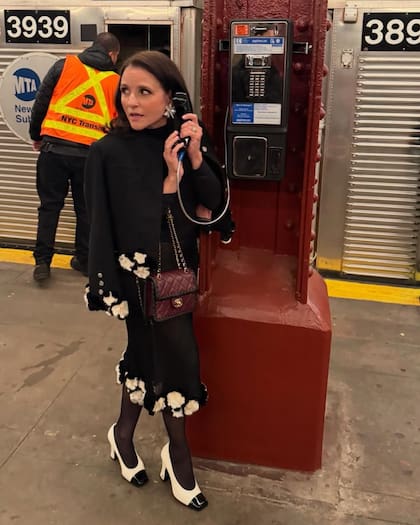 Las camelias, infaltables en el total look Chanel de la actriz Julia Louis Dreyfus
