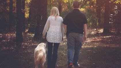 Las caminatas de la pareja sumaron a un tercer integrante, y las cenas a un nuevo comensal