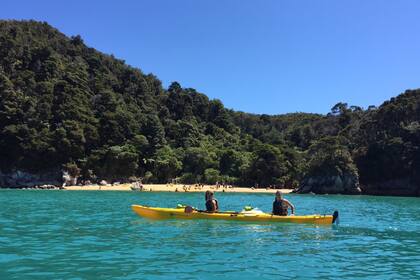 Las caminatas por Abel Tasman suelen combinarse con tramos en kayak