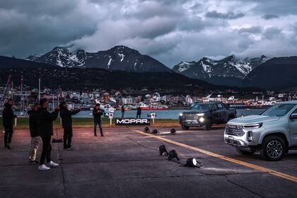 Las camionetas fueron presentadas entre avionetas frente a la bahia de Ushuaia con el Monte Olivia como marco.