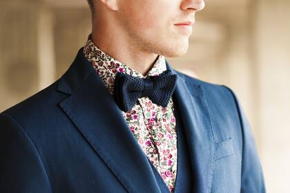 Las camisas de flores pequeñas y delicadas componen una imagen de vanguardia y elegante