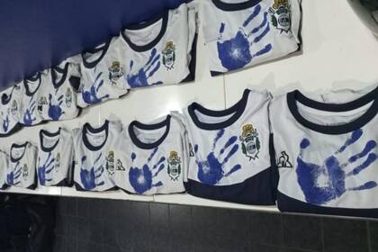Las camisetas de Gimnasia La Plata, que se enfrenta con Vélez este fin de semana en reserva y primera.
