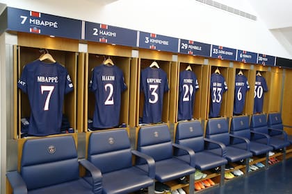 Las camisetas de los jugadores de PSG, aguardan en el vestuario