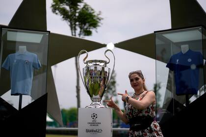 Las camisetas de Manchester City y Milán escoltan el trofeo de campeón: uno de los dos se consagrará