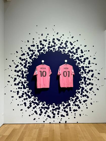 Las camisetas de Messi y Anadol, dos líderes de equipos, exhibidas en Christie's