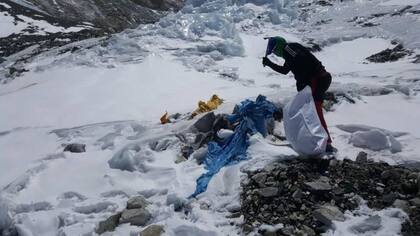 Las campañas de limpieza suelen recoger basura pero principalmente de los campamentos inferiores. Foto: Babu Sherpa