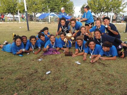 Las campeonas, sobre el césped, disfrutan del momento