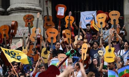 Las canciones de Víctor Jara, como "El derecho de vivir en paz", siguen escuchándose en protestas y manifestaciones, como ocurrió con el estallido social de 2019 en Chile