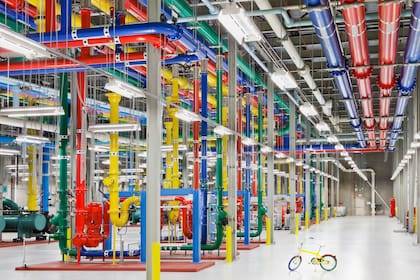 Las cañerías que llevan agua para refrigerar un centro de cómputo de Google en EE.UU.; el agua no se consume, sino que se recicla