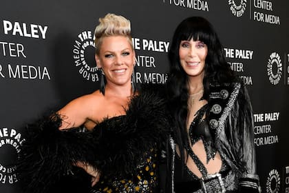 Las cantantes hicieron honor al homenajeado y lucieron looks de alta moda, en color negro