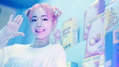 Las cantantes virtuales, como esta de la banda Eternity, pueden ser "más humanas que los humanos", según la empresaria Park Jieun