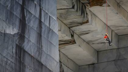 Un trabajador, conocido como "Tecchiaiolo", examina el mármol en la cantera de Cervaiole en Monte Altissimo en los Alpes Apuanos, Toscana