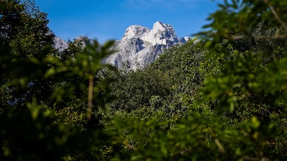 Las canteras de mármol de Altissimo vista desde un parque en los Alpes Apuanos, Toscana.