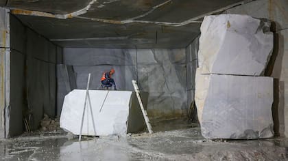 Un trabajador mide un bloque de mármol en el Monte Altissimo