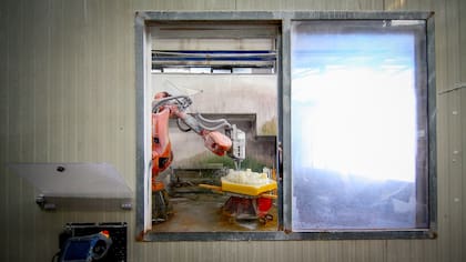 Un brazo robótico tallado mármol en la empresa Henraux en Querceta, Toscana